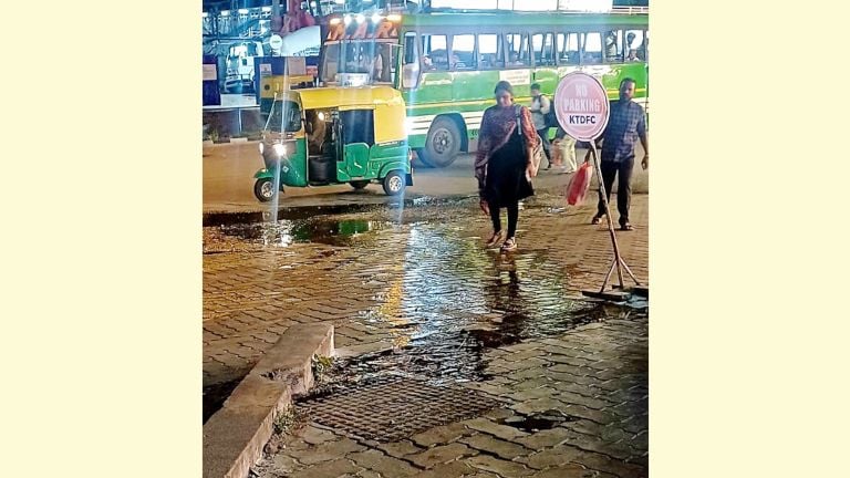 തന്പാനൂർ ബസ്‌ സ്‌റ്റാൻഡിനുമുന്നിലൂടെ മലിനജലമൊഴുകുന്നു