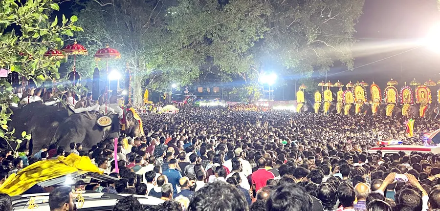 The Pooram festival at the Thoothapuzha temple, filled with colorful scenes, was celebrated with enthusiasm on the banks of the Thoothapuzha river.