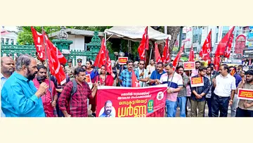 തൊഴിൽ സുരക്ഷ, അവകാശ സംരക്ഷണം എന്നീ ആവശ്യങ്ങൾ ഉന്നയിച്ച് എൻഎച്ച്എം എംപ്ലോയീസ് ഫെഡറേഷൻ സെക്രട്ടറിയറ്റിന് മുന്നിൽ നടത്തിയ ധർണ സിഐടിയു സംസ്ഥാന സെക്രട്ടറി വി ശിവൻകുട്ടി ഉദ്ഘാടനം ചെയ്യുന്നു