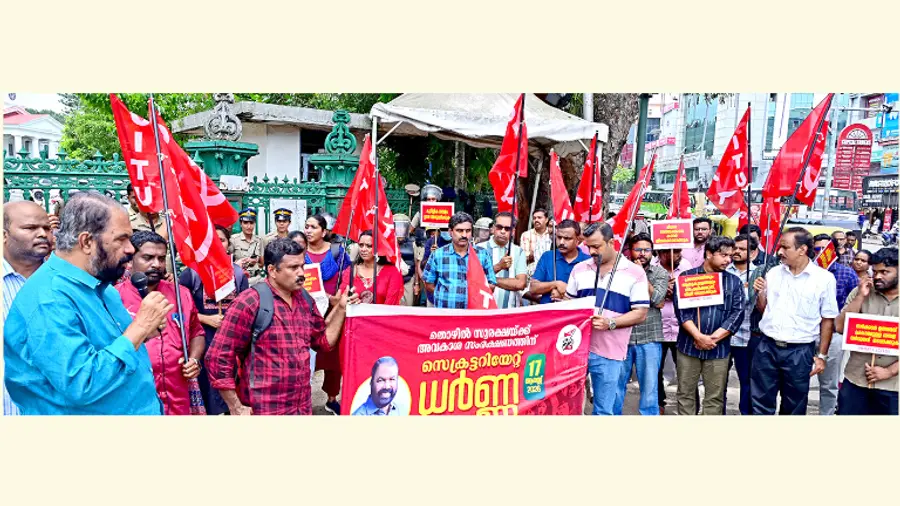 തൊഴിൽ സുരക്ഷ, അവകാശ സംരക്ഷണം എന്നീ ആവശ്യങ്ങൾ ഉന്നയിച്ച് എൻഎച്ച്എം എംപ്ലോയീസ് ഫെഡറേഷൻ സെക്രട്ടറിയറ്റിന് മുന്നിൽ നടത്തിയ ധർണ സിഐടിയു സംസ്ഥാന സെക്രട്ടറി വി ശിവൻകുട്ടി ഉദ്ഘാടനം ചെയ്യുന്നു