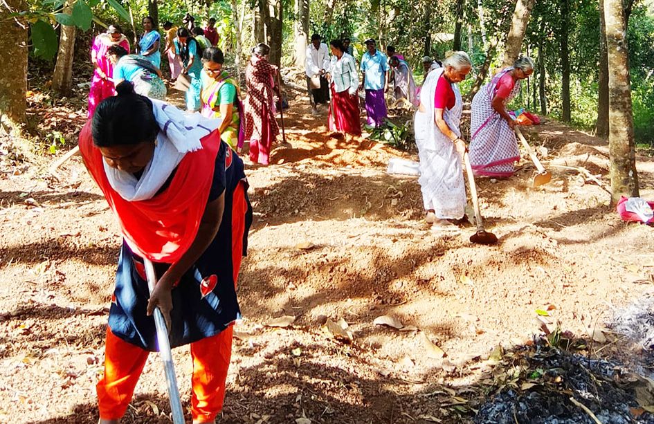 പെരുമൺ എൻജിനീയറിങ് കോളേജിന് സമീപം പണിയെടുക്കുന്ന തൊഴിലുറപ്പ് തൊഴിലാളികൾ