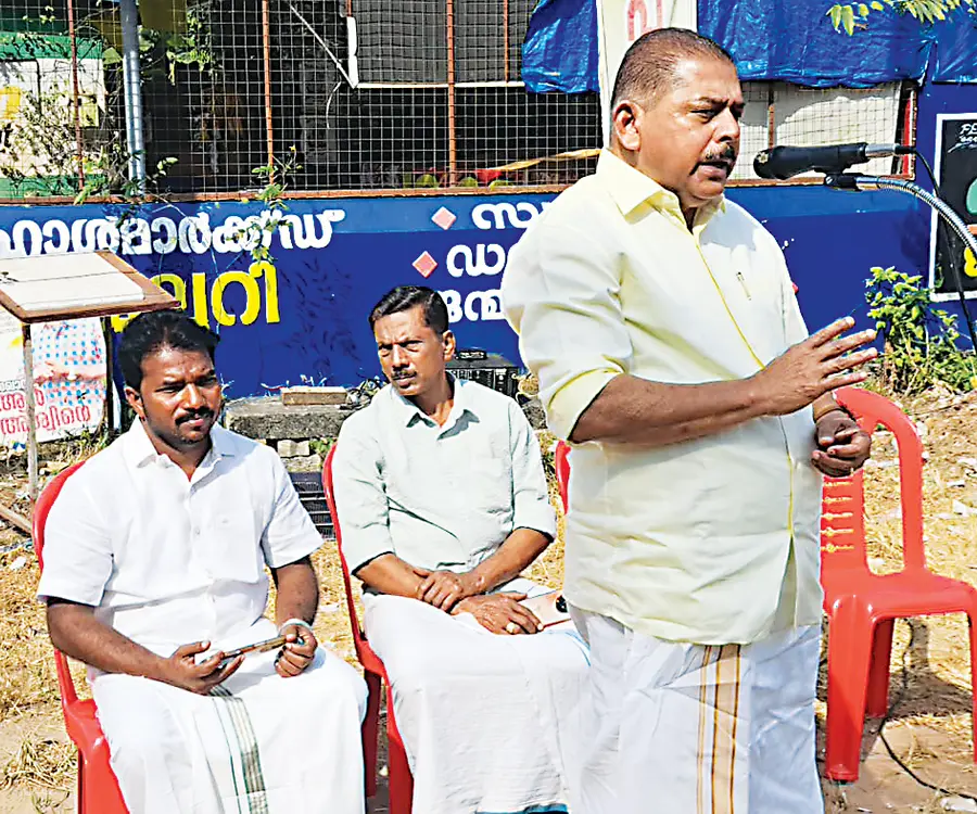 കഞ്ഞിക്കുഴി പഞ്ചായത്ത്‌ മൂന്നാംവാർഡിൽ നടന്ന തൊഴിലുറപ്പ് സംരക്ഷണ അസംബ്ലി  സിപിഐ എം ജില്ലാ സെക്രട്ടറി  ആർ നാസർ ഉദ്ഘാടനംചെയ്യുന്നു