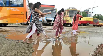 തൃശൂർ കെഎസ്ആർടിസി ബസ് സ്റ്റാൻഡിലെ വെള്ളക്കെട്ടിലൂടെ നടന്നുപോകുന്ന യാത്രക്കാർ                                                                              ഫോട്ടോ/ സുരേന്ദ്രൻ മടിക്കൈ