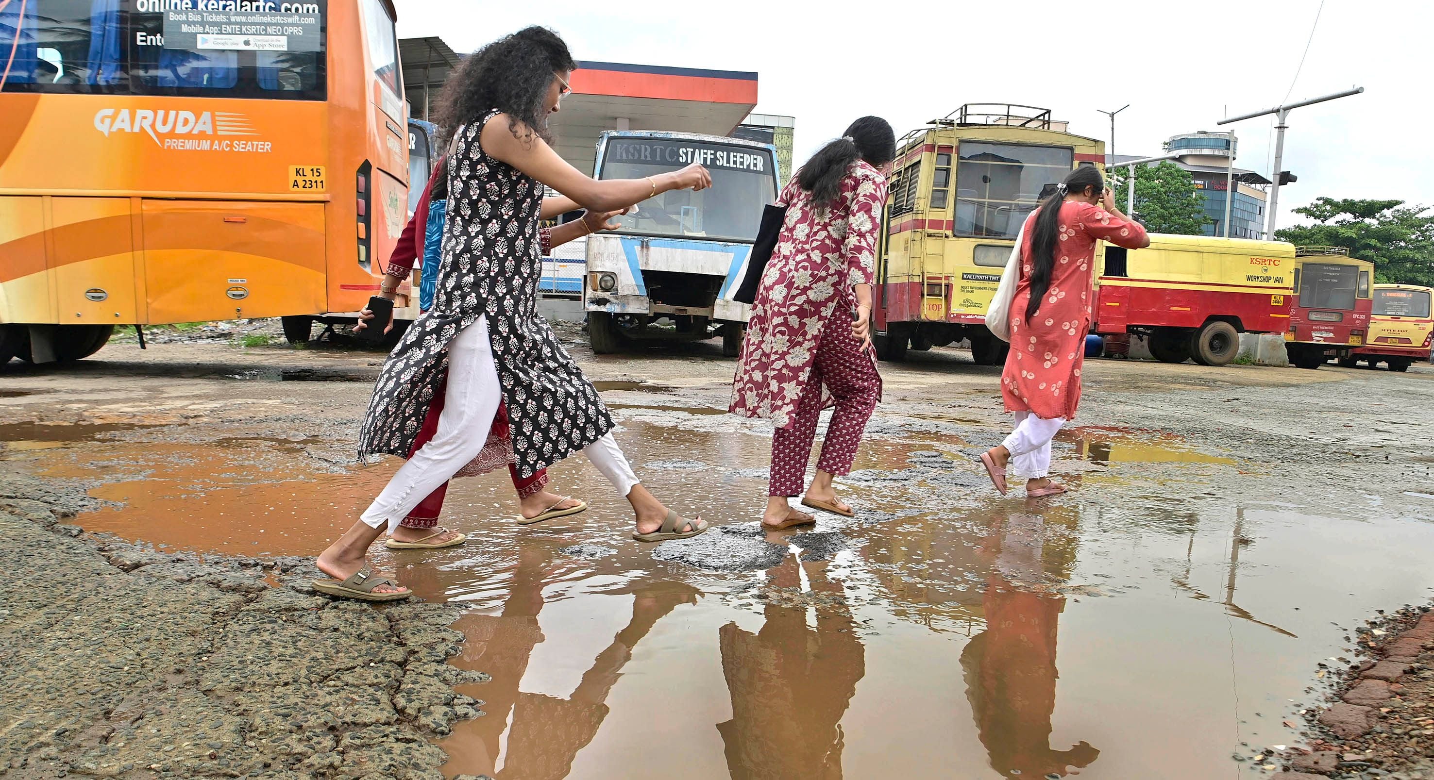 തൃശൂർ കെഎസ്ആർടിസി ബസ് സ്റ്റാൻഡിലെ വെള്ളക്കെട്ടിലൂടെ നടന്നുപോകുന്ന യാത്രക്കാർ                                                                              ഫോട്ടോ/ സുരേന്ദ്രൻ മടിക്കൈ