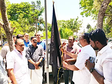 ജില്ലാ പഞ്ചായത്തിൽ സംഘടിപ്പിച്ച ലഹരിവിരുദ്ധ കാന്പയിനിന്റെ  ഭാഗമായി  പ്രസിഡന്റ് എ മഹേന്ദ്രൻ പതാക ഉയർത്തുന്നു