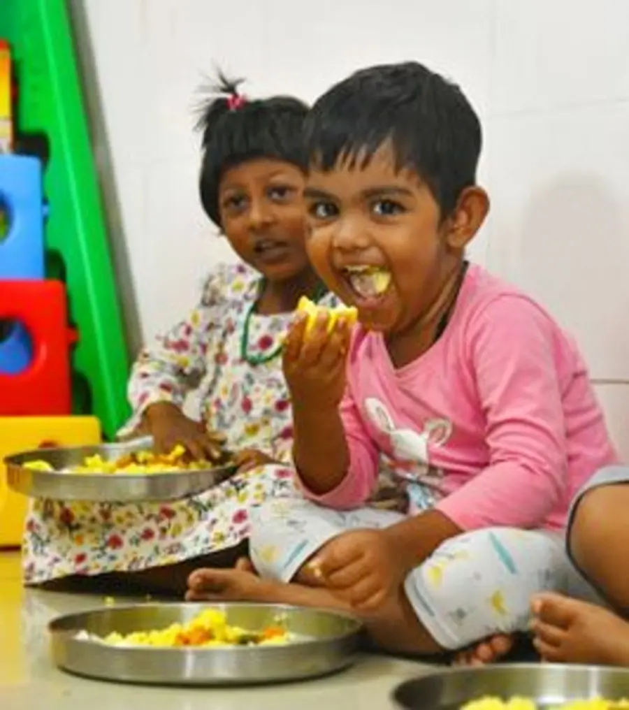 മുട്ടബിര്‍ണാണി ശൂപ്പര്‍ .. അങ്കണവാടികളില്‍ പുതുക്കിയ ഭക്ഷണമെനു നടപ്പിലാക്കിയതോടെ കോഴിക്കോട് ചെറൂട്ടി റോഡിലെ അങ്കണവാടിയില്‍ ചൊവ്വ ദിവസത്തെ വിഭവമായ മുട്ട ബിരിയാണി വിളമ്പിയപ്പോള്‍