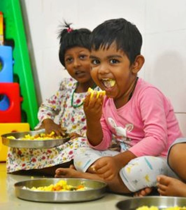 മുട്ടബിര്‍ണാണി ശൂപ്പര്‍ .. അങ്കണവാടികളില്‍ പുതുക്കിയ ഭക്ഷണമെനു നടപ്പിലാക്കിയതോടെ കോഴിക്കോട് ചെറൂട്ടി റോഡിലെ അങ്കണവാടിയില്‍ ചൊവ്വ ദിവസത്തെ വിഭവമായ മുട്ട ബിരിയാണി വിളമ്പിയപ്പോള്‍