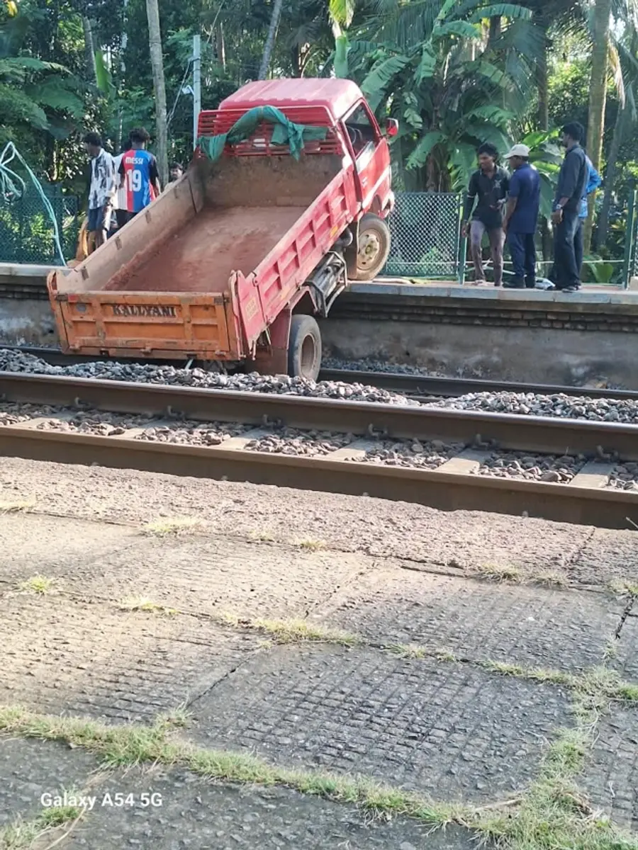 മുക്കാളി റെയിൽവേ പ്ലാറ്റ്ഫോമിനോട് ചേർന്ന് റെയിൽവേ ട്രാക്കിലേക്ക് മറിഞ്ഞ ടിപ്പർ 