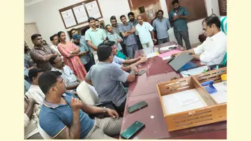 ടൈറ്റാനിയം ജീവനക്കാർ എംഡി അടക്കമുള്ള ഉന്നത ഉദ്യോഗസ്ഥരെ ഓഫീസിനുള്ളിൽ ഉപരോധിച്ചു.