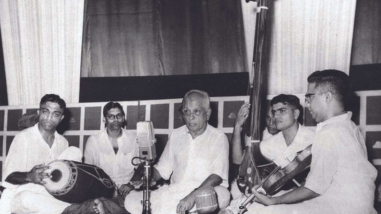 അരിയകുടി രാമാനുജയ്യങ്കാരും സംഘവും കച്ചേരിക്കിടെ