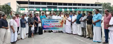 പന്നിയങ്കര ടോൾ പ്ലാസയിൽ നടത്തിയ ഉപരോധം വി സി കബീർ ഉദ്ഘാടനം ചെയ്യുന്നു