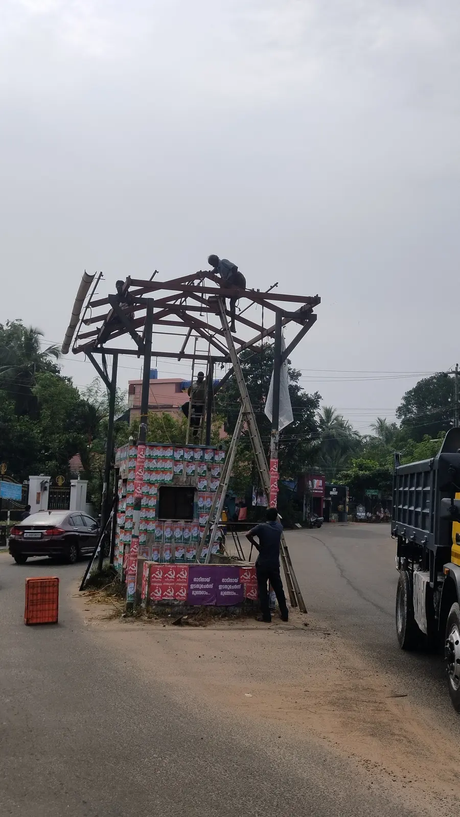 മുളങ്കുന്നത്തുകാവ് മേൽപ്പാലത്തിലെ ഉപയോഗശൂന്യമായ ടോൾ ബൂത്ത്  പൊളിച്ചുനീക്കുന്നു