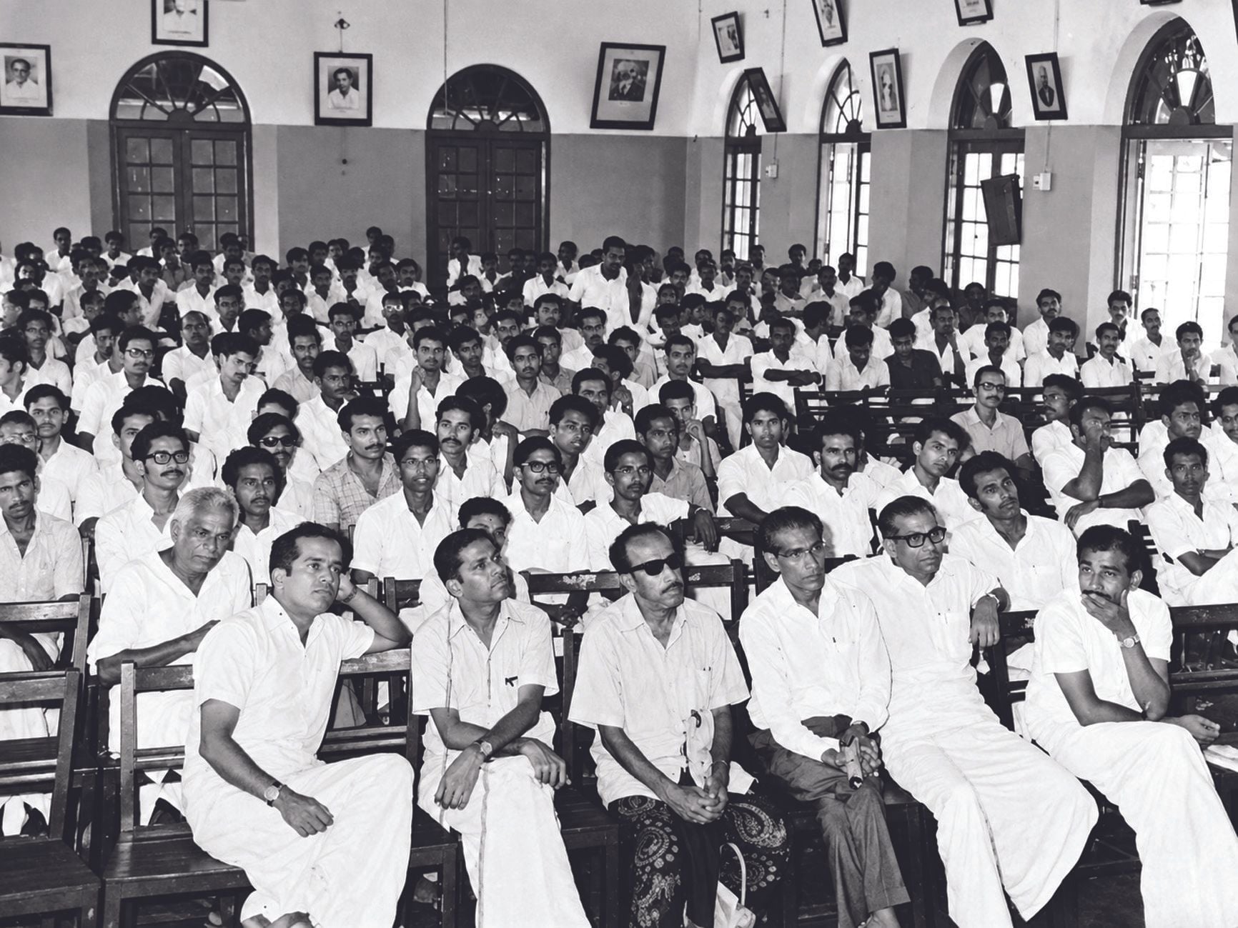 കോഴിക്കോട്‌ ടൗൺഹാളിൽ നടന്ന ഒരു സാംസ്‌കാരിക സമ്മേളന സദസ്സ്‌. ചെറുകാട്‌,  തായാട്ട്‌ ശങ്കരൻ തുടങ്ങിയവരെ കാണാം      (ദേശാഭിമാനി ഫോട്ടോ ശേഖരത്തിൽനിന്ന്‌)