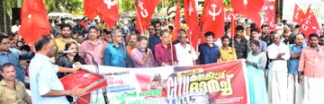 ഓട്ടോ–ടാക്സി ലൈറ്റ് മോട്ടോര്‍ കോഴിക്കോട് ജില്ലാ കമ്മിറ്റി കലക്ടറേറ്റിലേക്ക് നടത്തിയ പ്രതിഷേധ മാര്‍ച്ച് സിഐടിയു ജില്ലാ ജനറല്‍ സെക്രട്ടറി  പി കെ മുകുന്ദന്‍ ഉദ്ഘാടനം ചെയ്യുന്നു