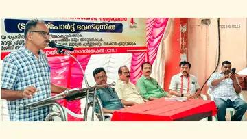 ട്രാൻസ്പോർട്ട് ഭവന് മുന്നിൽ കെഎസ്ആർടിഇഎ നടത്തുന്ന സമരം വഴിയോര കച്ചവട ട്രേഡ് യൂണിയൻ സംസ്ഥാന
ജനറൽ സെക്രട്ടറി ഡോ. കെ എസ് പ്രദീപ് കുമാർ ഉദ്ഘാടനം ചെയ്യുന്നു