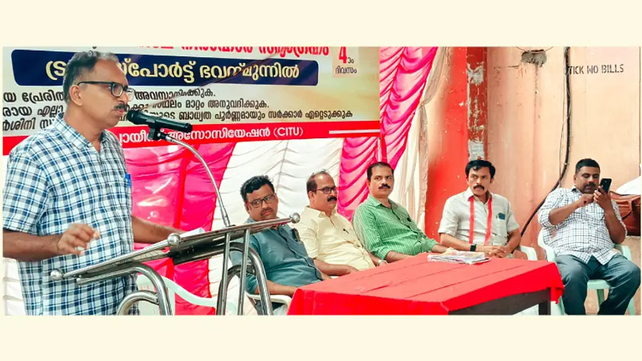 ട്രാൻസ്‌പോർട്ട്‌ ഭവന്‌ മുന്നിൽ കെഎസ്‌ആർടിഇഎ നടത്തുന്ന സമരം വഴിയോര കച്ചവട ട്രേഡ് യൂണിയൻ സംസ്ഥാന  ജനറൽ സെക്രട്ടറി ഡോ. കെ എസ്‌ പ്രദീപ് കുമാർ ഉദ്‌ഘാടനം ചെയ്യുന്നു