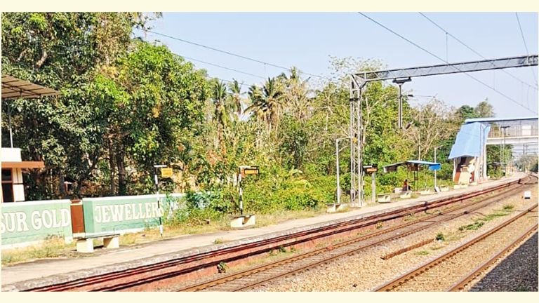 മുരുക്കുംപുഴ റെയിൽവേ സ്റ്റേഷനിൽ പ്ലാറ്റ്ഫോമിന് സമീപം കുറ്റിച്ചെടികൾ  വളർന്നനിലയിൽ ​