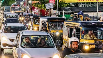 ഓണം അടുത്തതോടെ കോഴിക്കോട് നഗരത്തിലുണ്ടായ ഗതാഗത തിരക്ക്. പാളയത്തുനിന്നുള്ള ദൃശ്യം