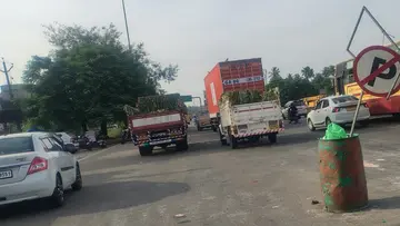 പാലിയേക്കര ടോൾ പ്ലാസയ്‌ക്കു സമീപം നോ പാർക്കിങ് ബോർഡിനു മുന്നില്‍ വാഹനങ്ങൾ പാർക്ക്‌  ചെയ്‌തിരിക്കുന്നു 