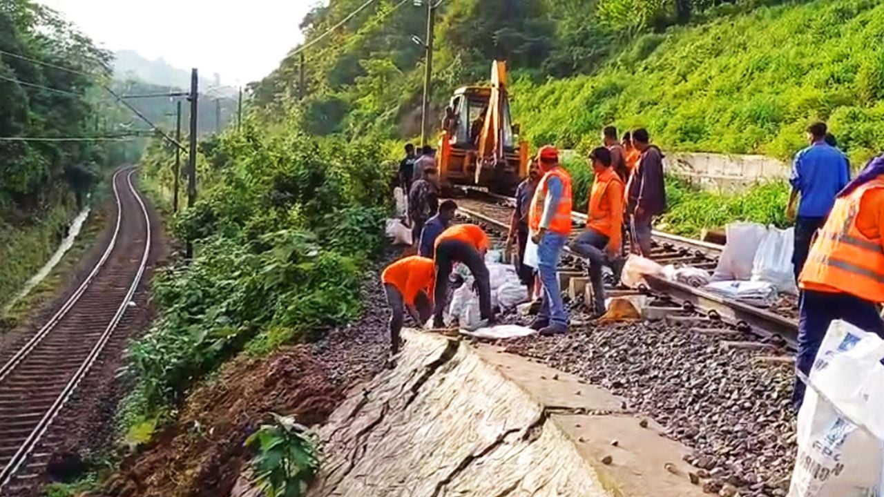 train-delay-thrissur-landslide