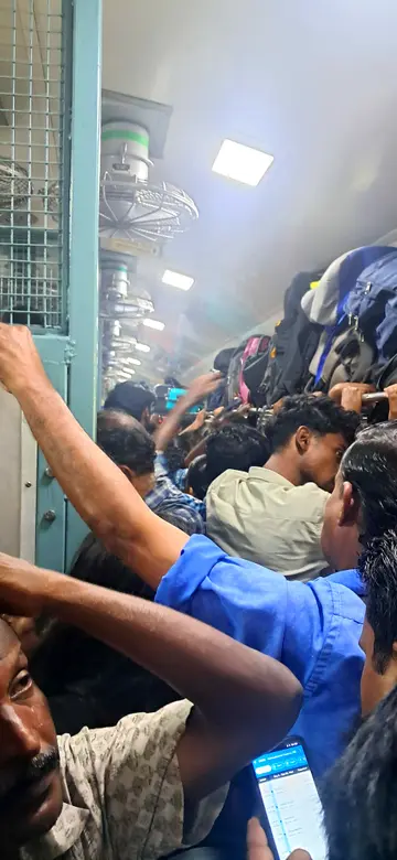 ജനറൽ കന്പാർട്ടുമെന്റിൽ  യാത്രക്കാരെ കുത്തിനിറച്ചുള്ള  ബംഗളൂരു– കന്യാകുമാരി  ഐലൻഡ്‌ എക്‌സ്‌പ്രസിന്റെ യാത്ര ​