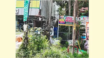 കഴക്കൂട്ടം മേൽപ്പാലം ജങ്ഷന് സമീപത്തെ കാടുമുടിയ ട്രാൻസ്ഫോർമർ