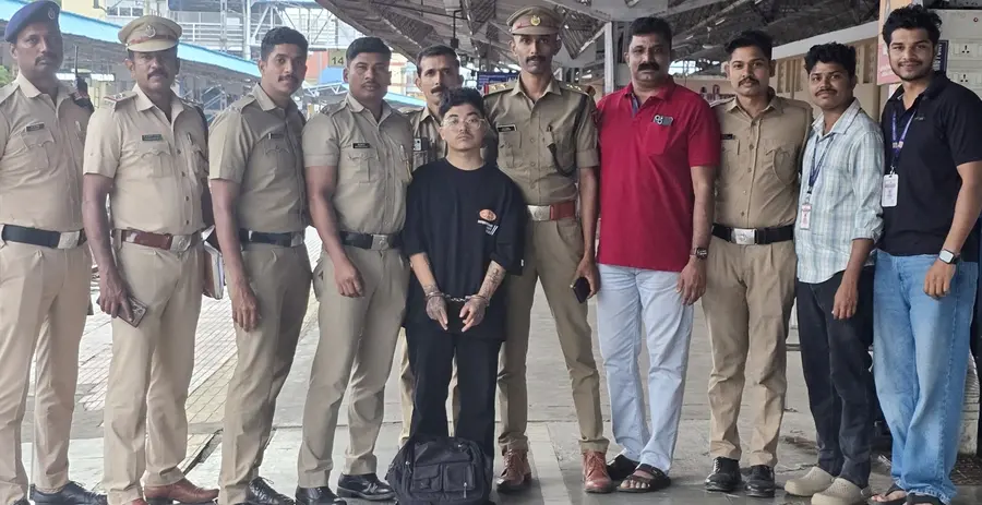 പാലക്കാട് ജങ്ഷൻ റെയിൽവേ സ്റ്റേഷനിൽ മയക്കുമരുന്ന് ഗുളികകളുമായി പിടിയിലായ സിക്കിം സ്വദേശിയോടൊപ്പം
എക്സൈസ്, ആർപിഎഫ് സംഘം