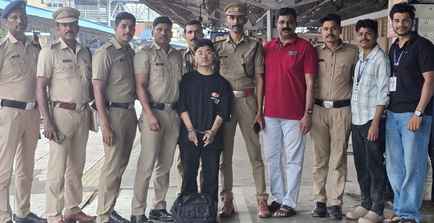 പാലക്കാട് ജങ്ഷൻ റെയിൽവേ സ്റ്റേഷനിൽ മയക്കുമരുന്ന്‌ ഗുളികകളുമായി പിടിയിലായ സിക്കിം സ്വദേശിയോടൊപ്പം  എക്സൈസ്, ആർപിഎഫ്‌ സംഘം