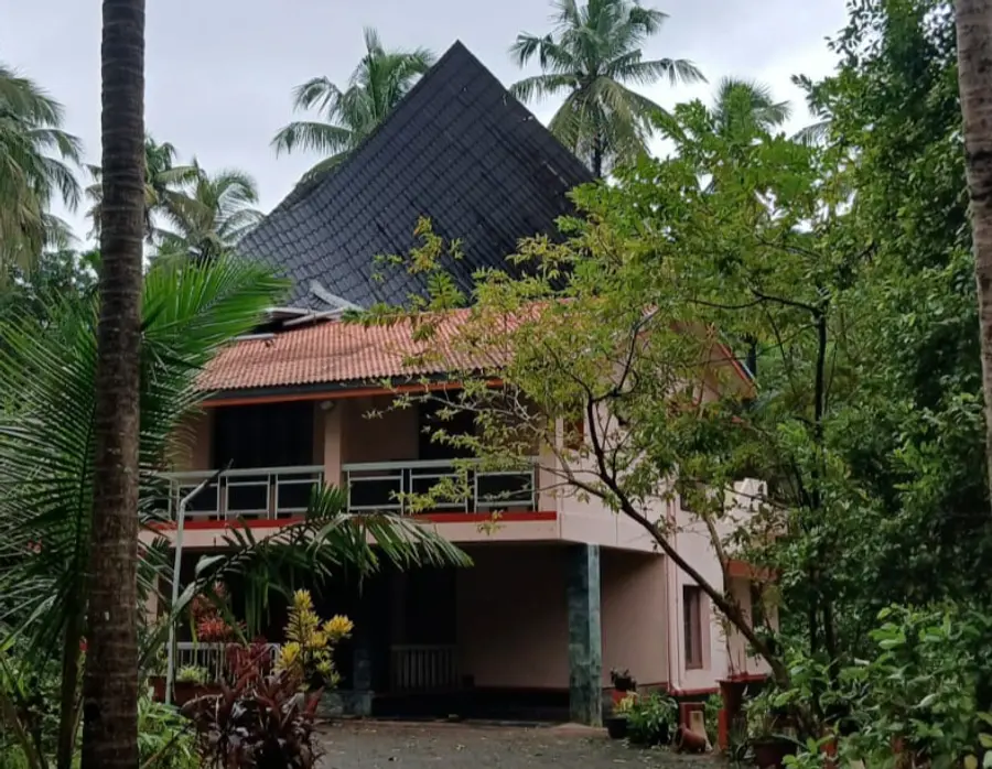 മിന്നൽച്ചുഴലിയിൽ പണ്ടാരൻ സഹദേവന്റെ വീടിന്റെ ഷീറ്റിട്ട മേൽക്കൂര പറന്നു പോയപ്പോൾ