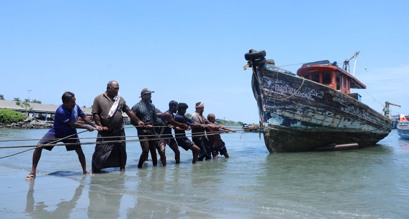 ട്രോളിങ് ആരംഭിക്കുന്നതിന്റെ ഭാഗമായി പുതിയാപ്പയിൽ ബോട്ടുകൾ കരയിലേക്ക് കയറ്റുന്നു