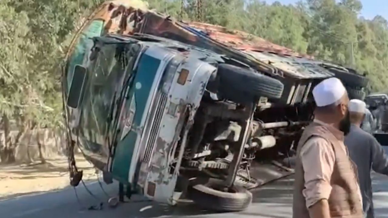 truck overturns