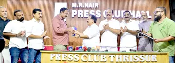 തൃശൂര്‍ പ്രസ്‌ക്ലബ് ഏര്‍പ്പെടുത്തിയ ടി വി അച്യുത വാര്യര്‍ സ്മാരക അവാര്‍ഡ് ദേശാഭിമാനി സീനിയര്‍ സബ് എഡിറ്റര്‍  സയന്‍സന് മന്ത്രി രമേശ് ചെന്നിത്തല സമ്മാനിക്കുന്നു