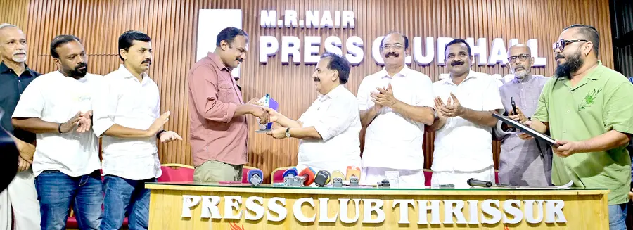 തൃശൂര്‍ പ്രസ്‌ക്ലബ് ഏര്‍പ്പെടുത്തിയ ടി വി അച്യുത വാര്യര്‍ സ്മാരക അവാര്‍ഡ് ദേശാഭിമാനി സീനിയര്‍ സബ് എഡിറ്റര്‍  സയന്‍സന് മന്ത്രി രമേശ് ചെന്നിത്തല സമ്മാനിക്കുന്നു