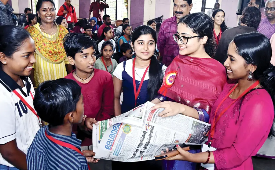 ദേശാഭിമാനി അക്ഷരമുറ്റം ടാലന്റ് ഫെസ്റ്റ് പത്തനംതിട്ട ജില്ലാ മത്സരം ഉദ്ഘാടനം ചെയ്ത ശേഷം മത്സരാർഥികളോട്
സംസാരിക്കുന്ന സബ് കലക്ടർ പാർവതി ഗോപകുമാർ (വലത്തുനിന്ന് രണ്ടാമത്)