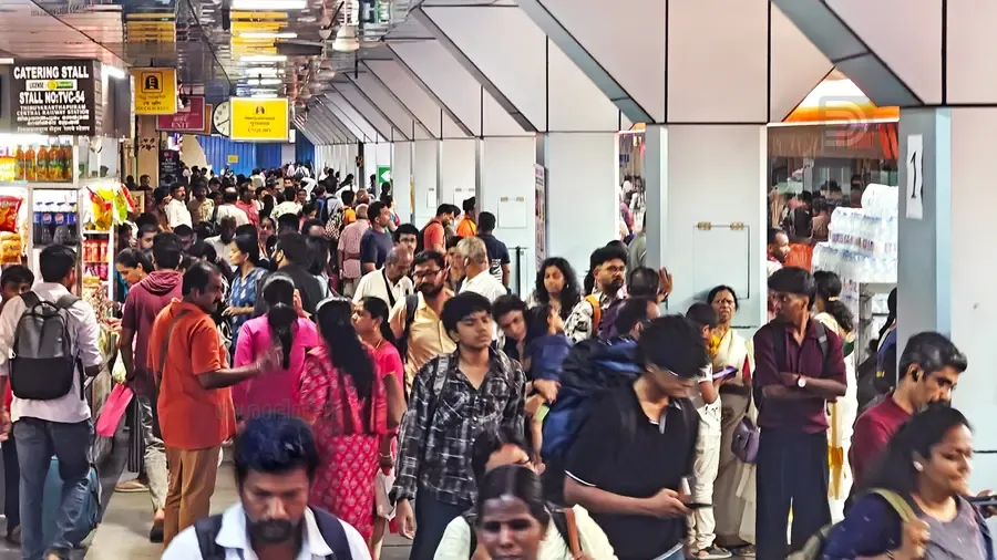 tvm railway station crowd