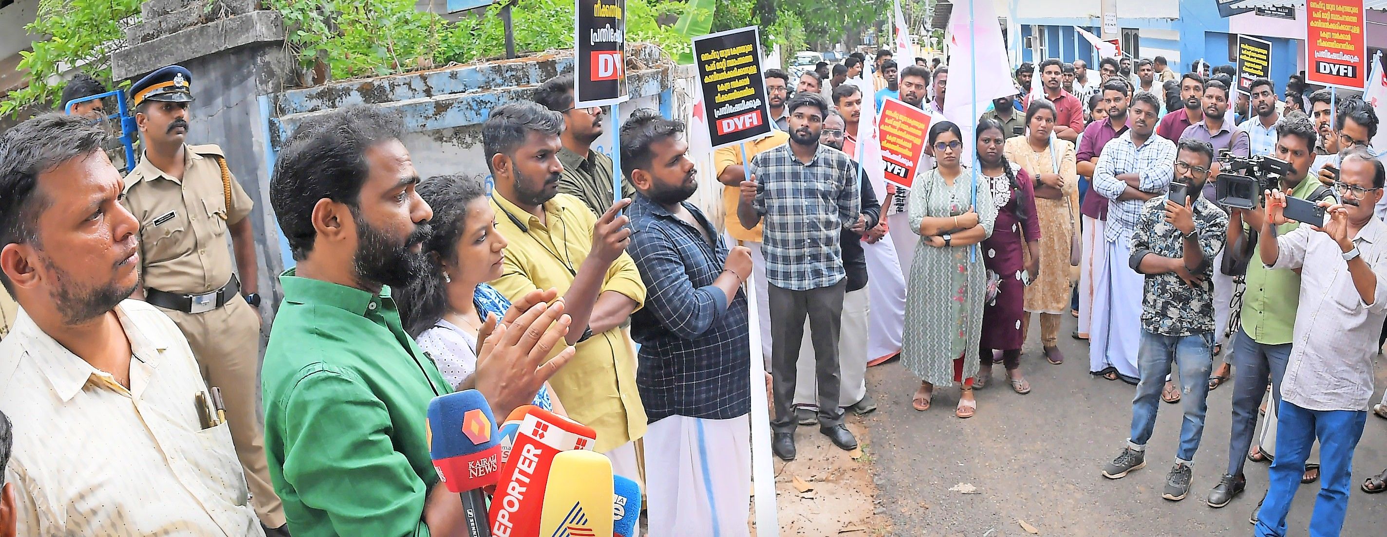നെഹ്‌റു യുവകേന്ദ്രയുടെ പേര്‌ മാറ്റി സ്ഥാപനത്തെ കാവിവൽക്കരിക്കാനുള്ള കേന്ദ്ര സർക്കാർ നീക്കത്തിനെതിരെ  ഡിവൈഎഫ്‌ഐ  ജില്ലാ കമ്മിറ്റിയുടെ നേതൃത്വത്തിൽ അയ്യന്തോളിലെ  ഓഫീസിലേക്ക്‌ നടത്തിയ മാർച്ച്‌ സംസ്ഥാന സെക്രട്ടറി വി കെ സനോജ്‌ ഉദ്‌ഘാടനം ചെയ്യുന്നു