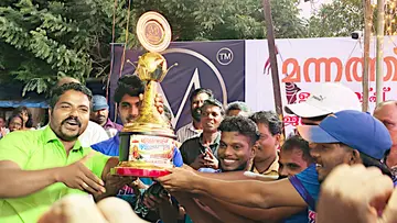 ഉളവയ്‌പ്‌ ജലോത്സവ വിജയികൾക്ക്‌ സംസ്ഥാന കർഷക അവാർഡ്‌ ജേതാവ്‌ എസ്‌ പി സുജിത്ത്‌ സമ്മാനം നൽകുന്നു