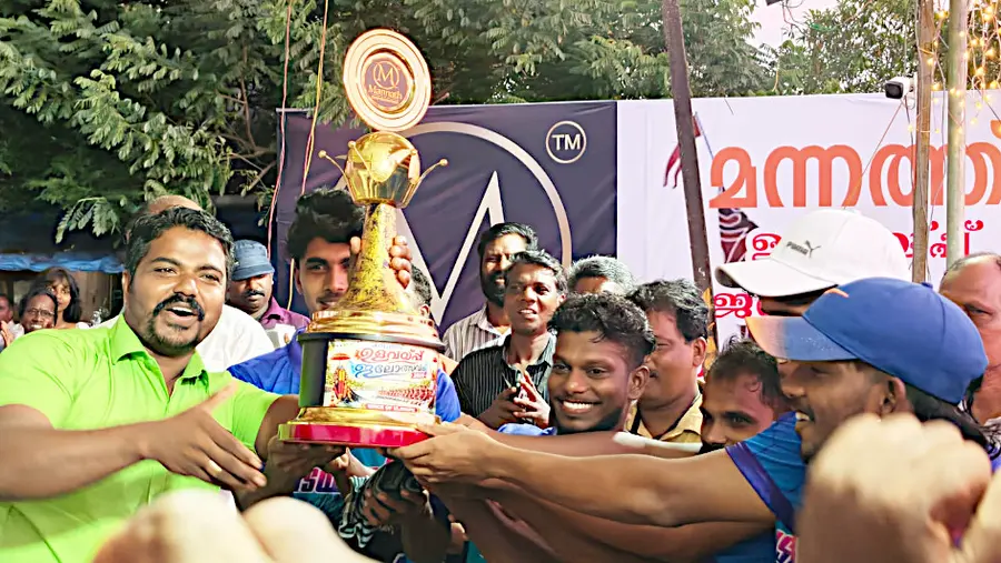 ഉളവയ്‌പ്‌ ജലോത്സവ വിജയികൾക്ക്‌ സംസ്ഥാന കർഷക അവാർഡ്‌ ജേതാവ്‌ എസ്‌ പി സുജിത്ത്‌ സമ്മാനം നൽകുന്നു