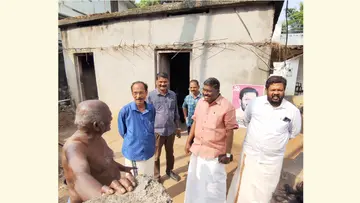 അമ്പലത്തിൻകര ഉന്നതിയിൽ സംസ്ഥാന സെക്രട്ടറിയറ്റംഗം  പി കെ ബിജുവിന്റെ നേതൃത്വത്തിൽ സിപിഐ എം പ്രവര്‍ത്തകര്‍   സന്ദർശനം നടത്തുന്നു