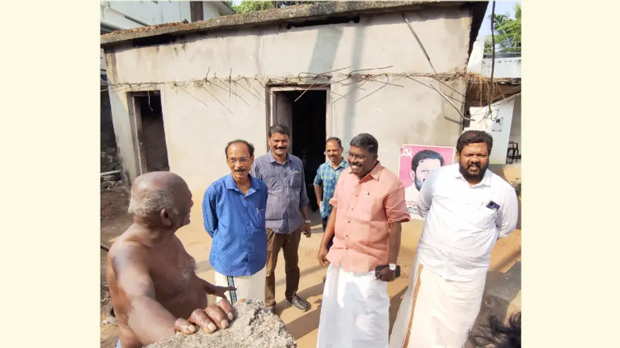 അമ്പലത്തിൻകര ഉന്നതിയിൽ സംസ്ഥാന സെക്രട്ടറിയറ്റംഗം പി കെ ബിജുവിന്റെ നേതൃത്വത്തിൽ സിപിഐ എം പ്രവര്ത്തകര്
സന്ദർശനം നടത്തുന്നു