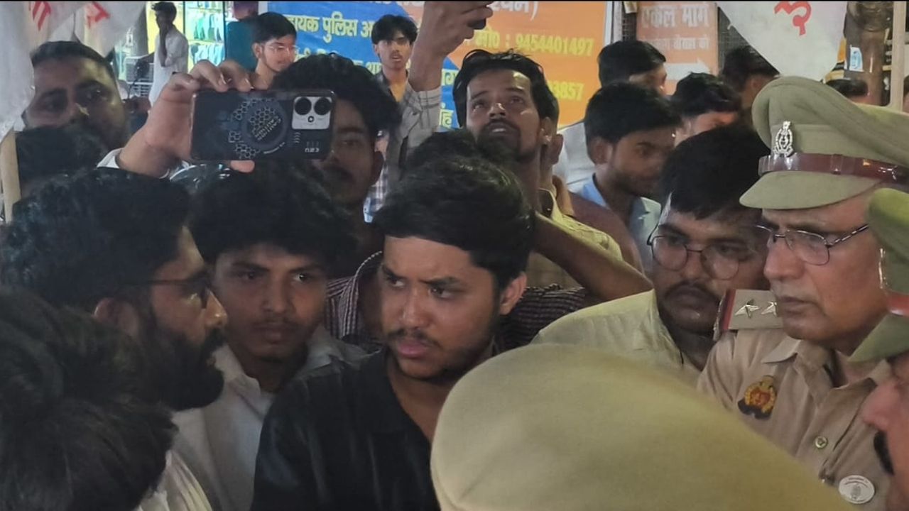 എസ്എഫ്ഐ സംഘടിപ്പിച്ച ലഘുലേഖ വിതരണ ക്യാമ്പയിൻ പൊലീസ് തടയുന്നതിന്റെ ദൃശ്യങ്ങൾ
