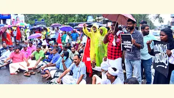 ജോൺ മത്യാസിനുവേണ്ടിയുള്ള തിരച്ചിൽ ഊർജിതമാക്കണമെന്ന് ആവശ്യപ്പെട്ട് സിപിഐ എമ്മിന്റെ നേതൃത്വത്തിൽ വിഴിഞ്ഞത്ത് ശനിയാഴ്ച ദേശീയപാത ഉപരോധിച്ചപ്പോൾ. നേതാക്കളായ ആനാവൂർ നാഗപ്പൻ, പി എസ് ഹരികുമാർ,  എസ് പുഷ്പലത എന്നിവർ മുൻനിരയിൽ 