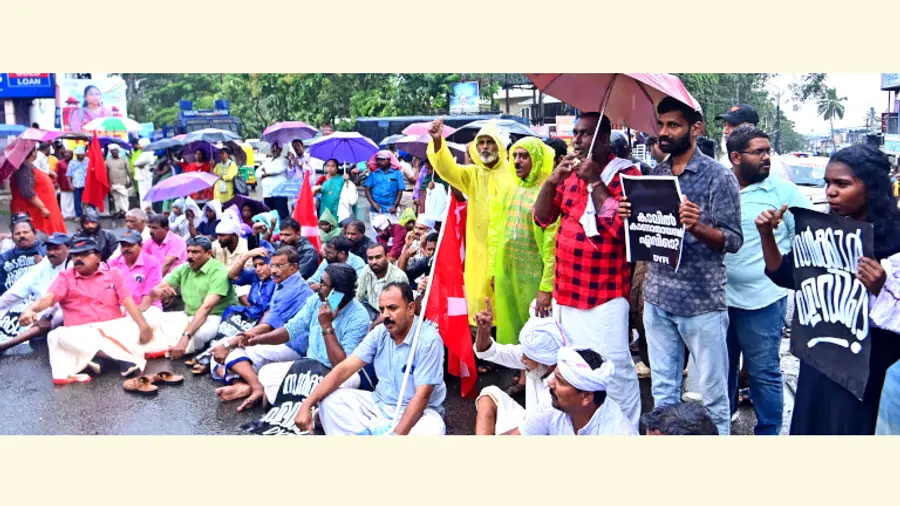 ജോൺ മത്യാസിനുവേണ്ടിയുള്ള തിരച്ചിൽ ഊർജിതമാക്കണമെന്ന് ആവശ്യപ്പെട്ട് സിപിഐ എമ്മിന്റെ നേതൃത്വത്തിൽ വിഴിഞ്ഞത്ത് ശനിയാഴ്ച ദേശീയപാത ഉപരോധിച്ചപ്പോൾ. നേതാക്കളായ ആനാവൂർ നാഗപ്പൻ, പി എസ് ഹരികുമാർ,
എസ് പുഷ്പലത എന്നിവർ മുൻനിരയിൽ