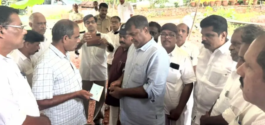 കടുവയുടെ ആക്രമണത്തിൽ കൊല്ലപ്പെട്ട ഗഫൂറലിയുടെ കുടുംബത്തിനുള്ള നഷ്ടപരിഹാരം നിലമ്പൂർ സൗത്ത് ഡിഎഫ്ഒ ജി ധനിക് ലാലിൽനിന്ന് സഹോദരൻ കളപ്പറമ്പിൽ മുഹമ്മദ് അഷ്റഫ് ഏറ്റുവാങ്ങുന്നു