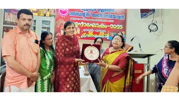 ആർ ജെനീബായി സ്മാരക പുര സ്ത്രീരത്ന പുരസ്കാരം  പ്രൊഫ. കെ ജി ഉഷയിൽനിന്ന്  ജ്യോതിർഗമയ ഫൗണ്ടേഷൻ  സ്ഥാപക ടിഫാനി ബ്രാറിനു വേണ്ടി  സിതാര ഭാസ്കർ സ്വീകരിക്കുന്നു