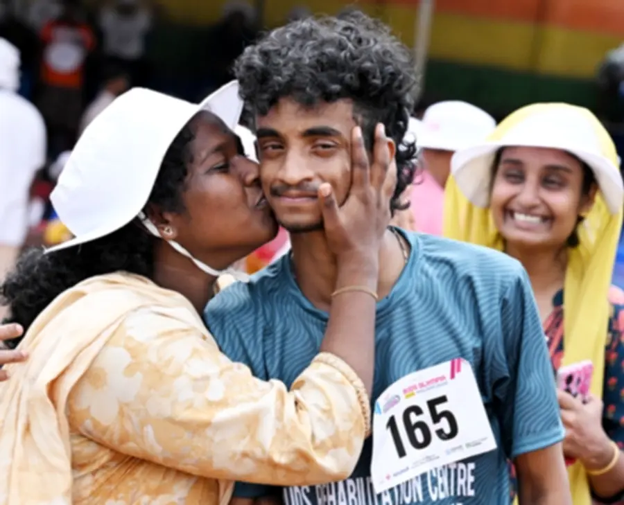  എ ഉഫൈസിന്‌ അധ്യാപിക സാന്ദ്ര മുത്തം നൽകുന്നു