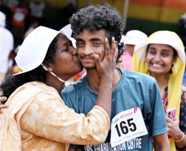  എ ഉഫൈസിന്‌ അധ്യാപിക സാന്ദ്ര മുത്തം നൽകുന്നു