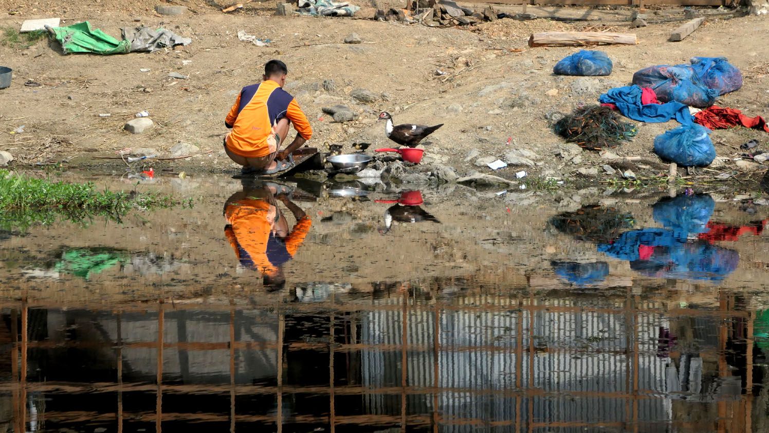ലോക്‌ടാക് തടാകക്കരയിൽ മീൻ മുറിക്കുന്നയാൾ