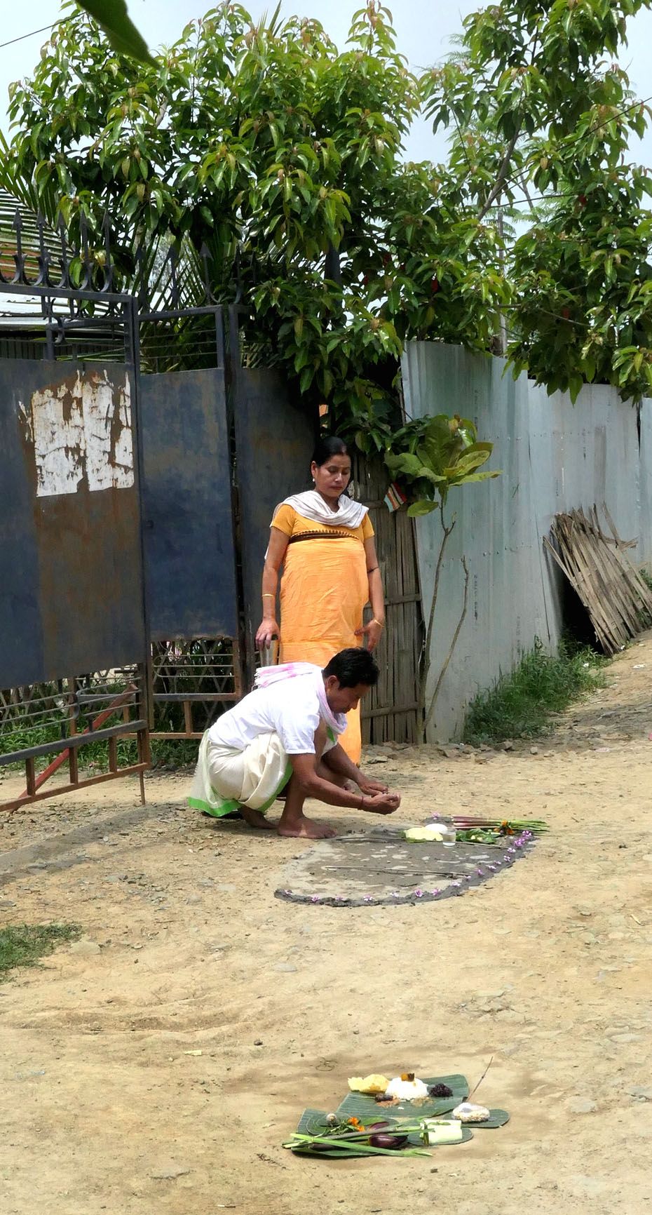 മെയ്‌തെയ്‌ പുതുവത്സര ദിനത്തിന്റെ ഭാഗമായി  പിതൃക്കൾക്ക്‌ ബലി സമർപ്പിക്കുന്നു