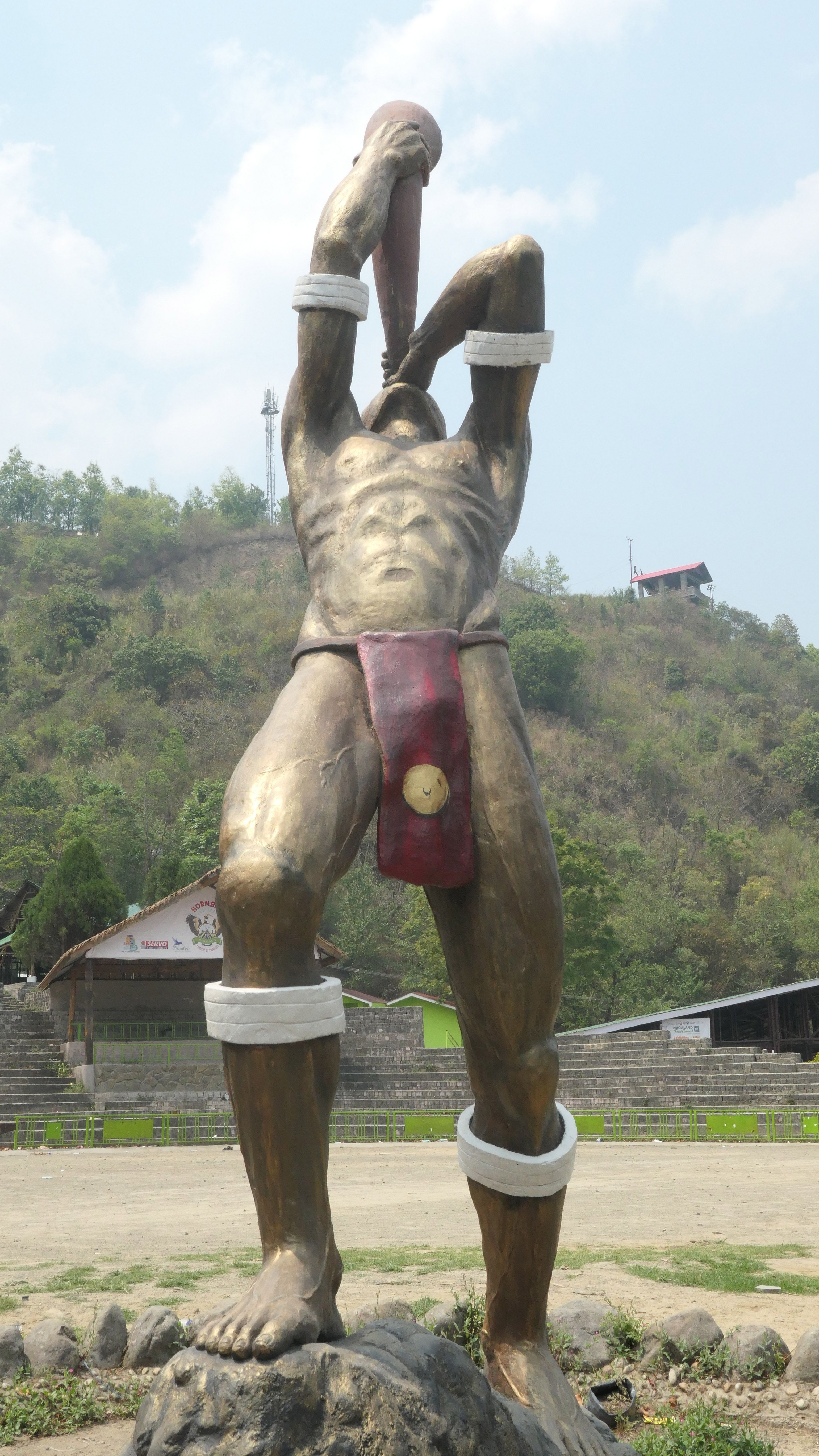 അംഗാമി യോദ്ധാവിന്റെ പ്രതിമ